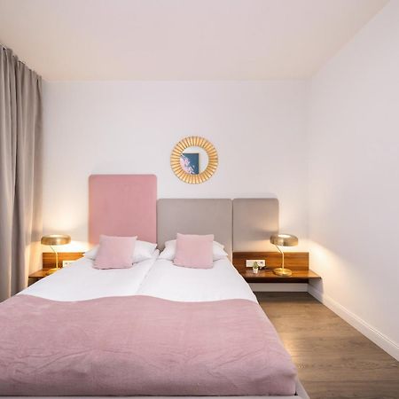 Blue And Green Apartment With Bright Pink Bedroom In Krakow By Noclegi Renters Bagian luar foto
