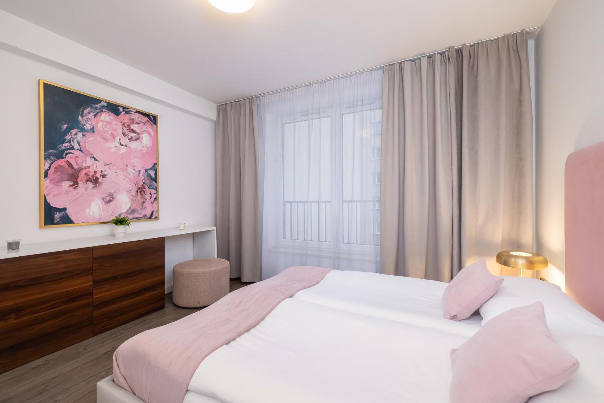 Blue And Green Apartment With Bright Pink Bedroom In Krakow By Noclegi Renters Bagian luar foto