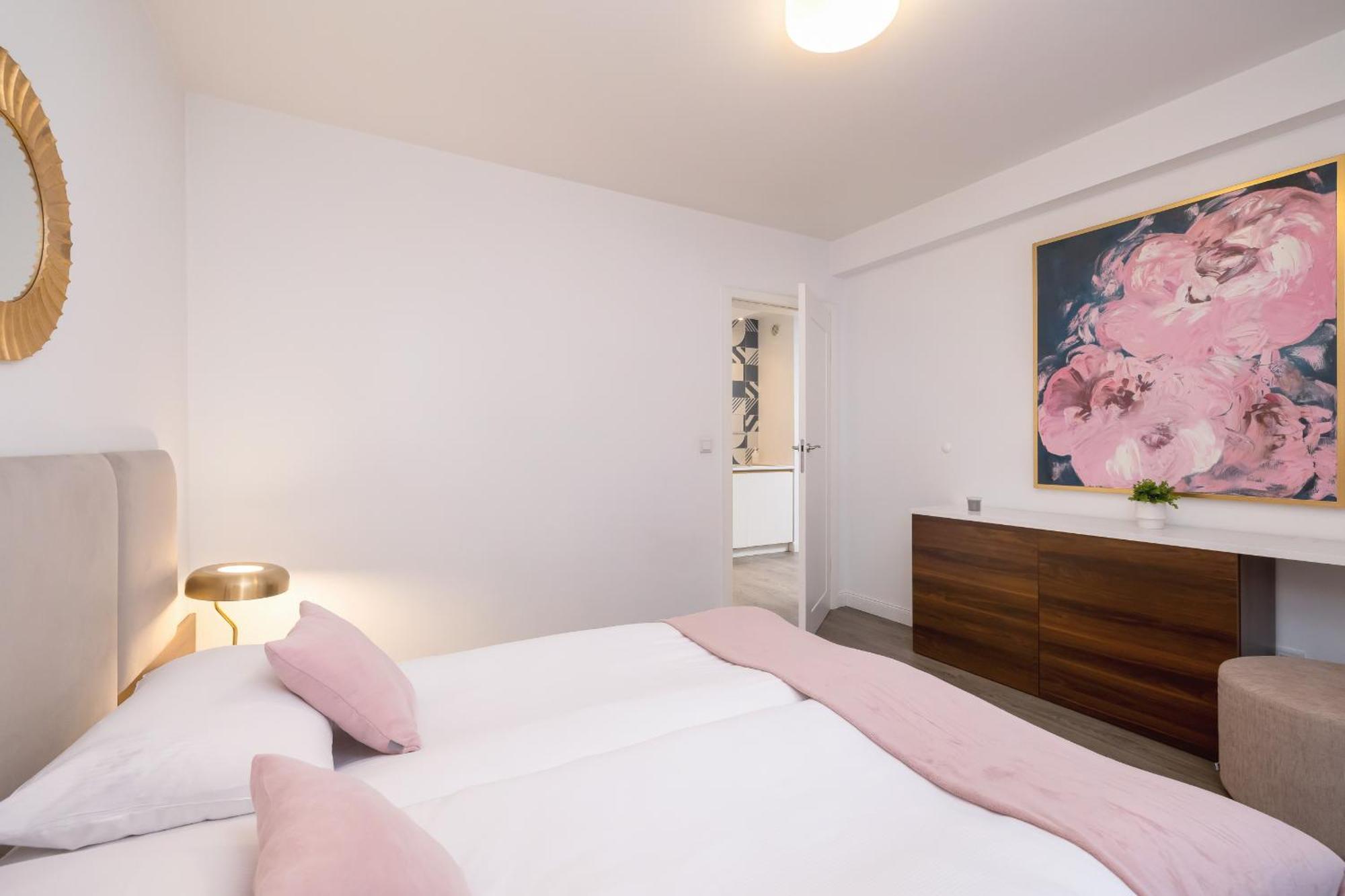 Blue And Green Apartment With Bright Pink Bedroom In Krakow By Noclegi Renters Bagian luar foto