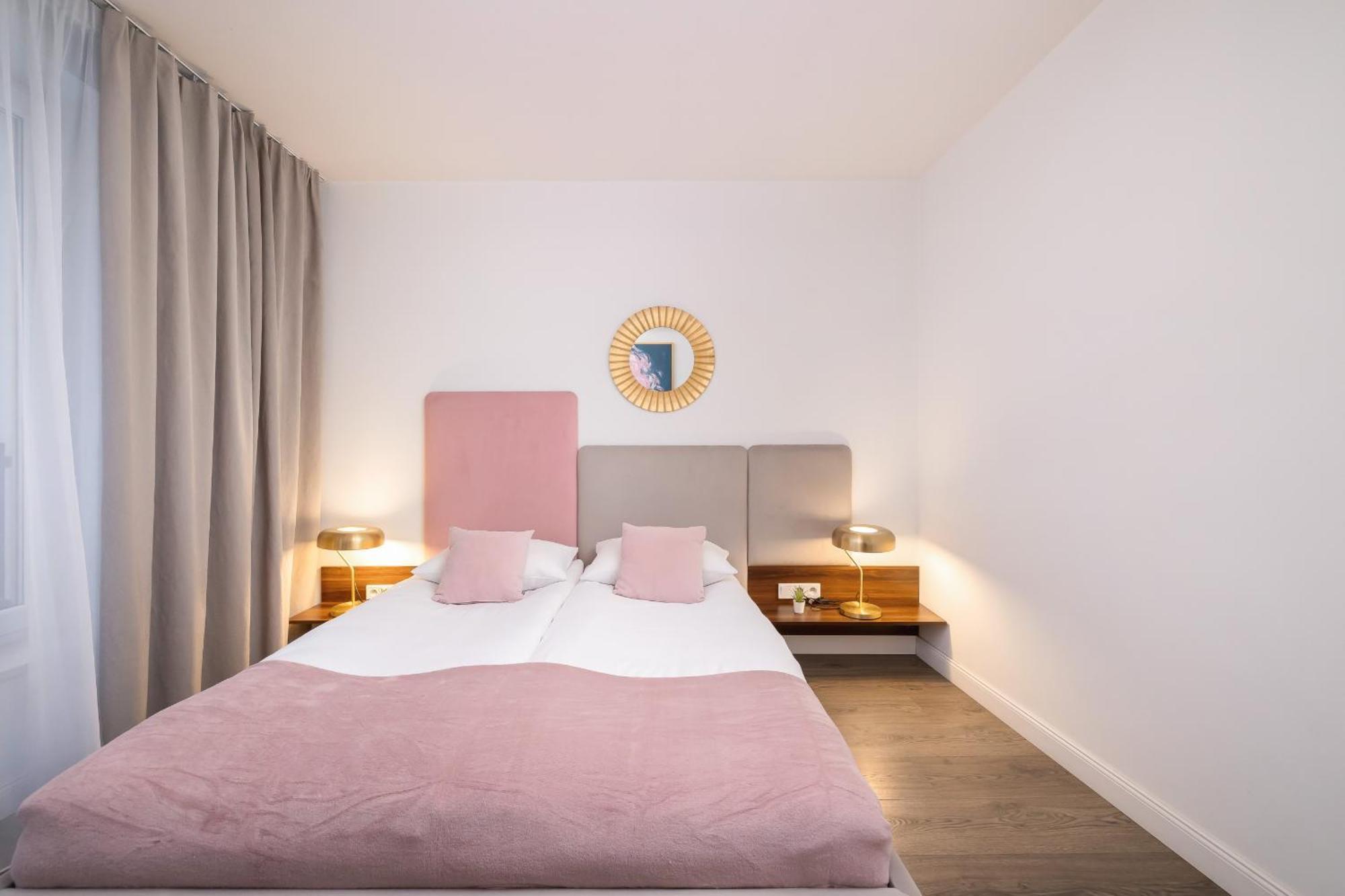 Blue And Green Apartment With Bright Pink Bedroom In Krakow By Noclegi Renters Bagian luar foto