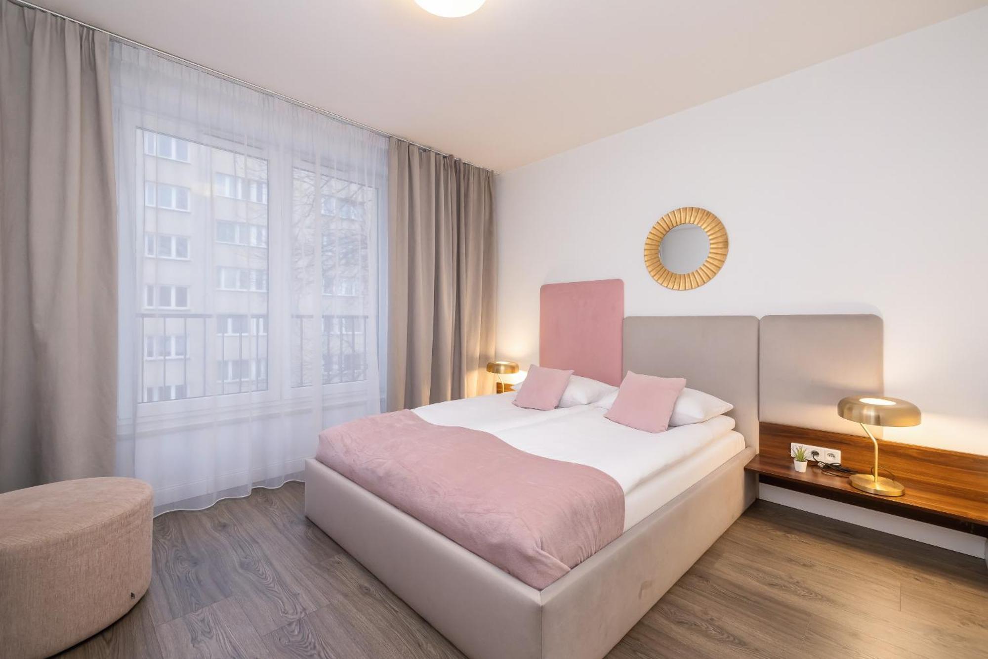 Blue And Green Apartment With Bright Pink Bedroom In Krakow By Noclegi Renters Bagian luar foto