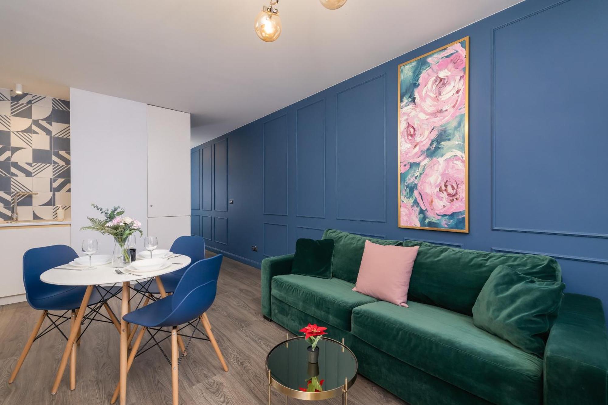 Blue And Green Apartment With Bright Pink Bedroom In Krakow By Noclegi Renters Bagian luar foto